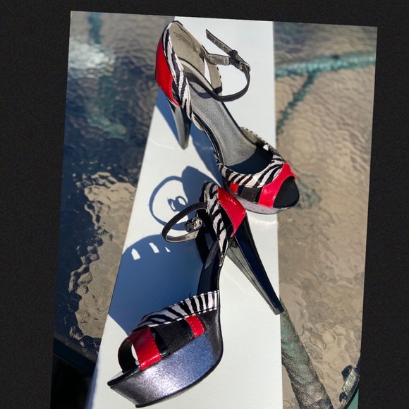 Hot Guess Heels, zebra stripe,open toe - Picture 2 of 4